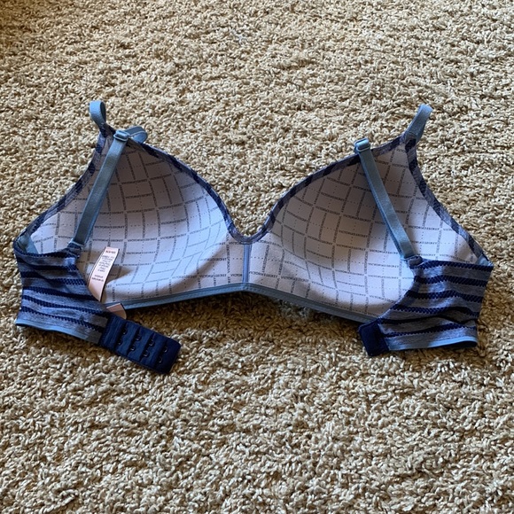 Like new Victoria’s Secret no wire stripe bra - Picture 2 of 3